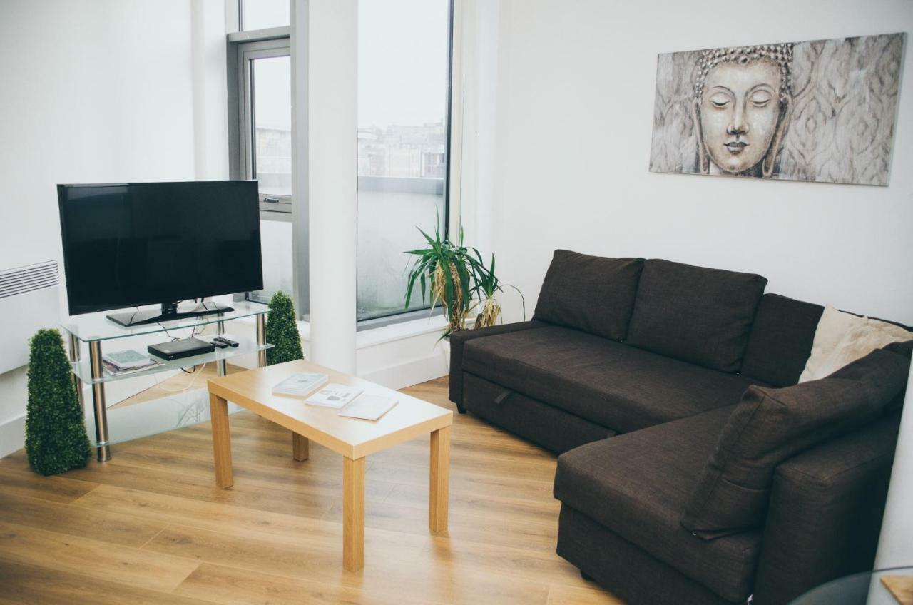 Serviced Apartment In Liverpool City Centre - Free Parking - Balcony - By Happy Days Buitenkant foto