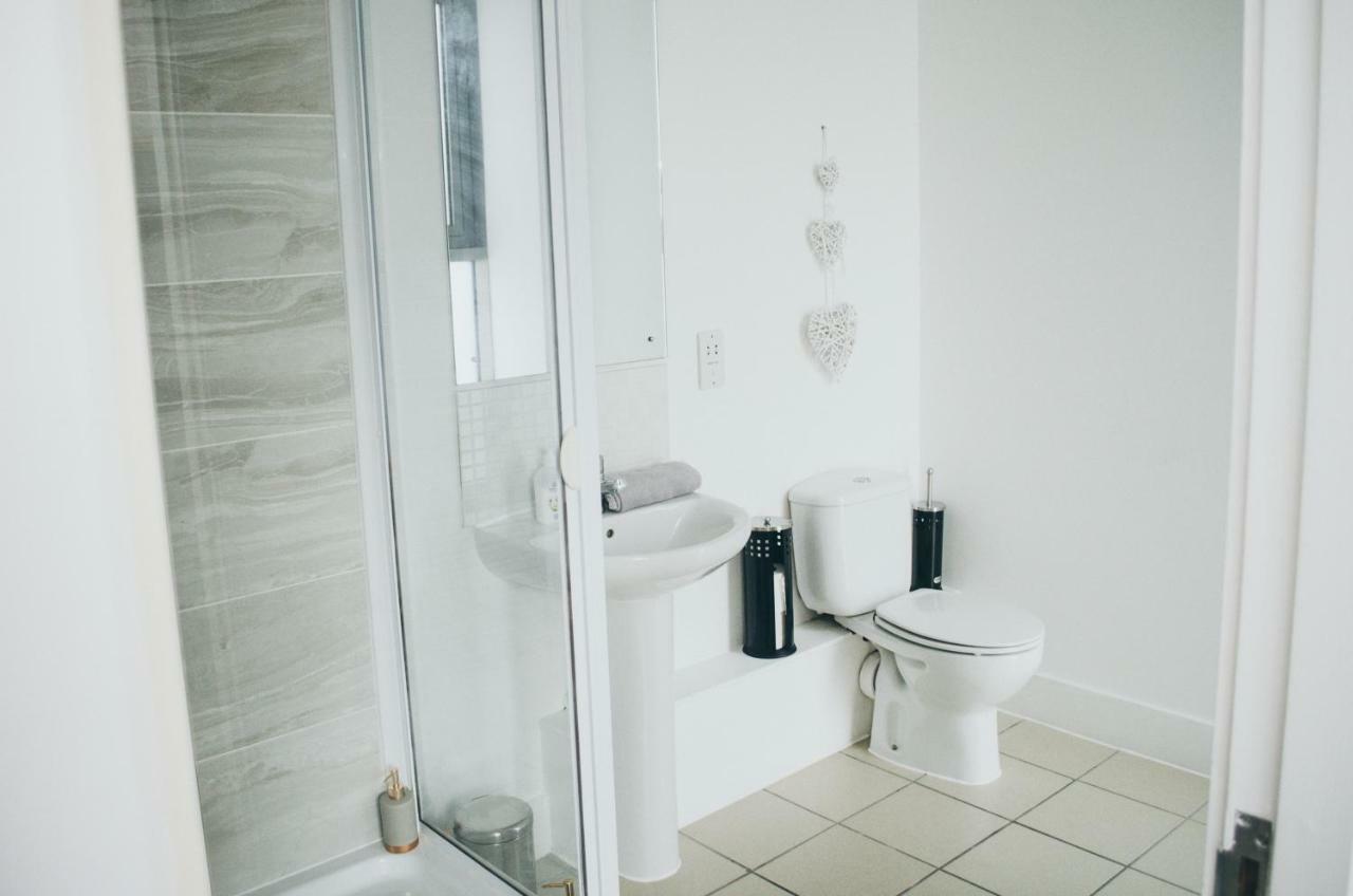 Serviced Apartment In Liverpool City Centre - Free Parking - Balcony - By Happy Days Buitenkant foto