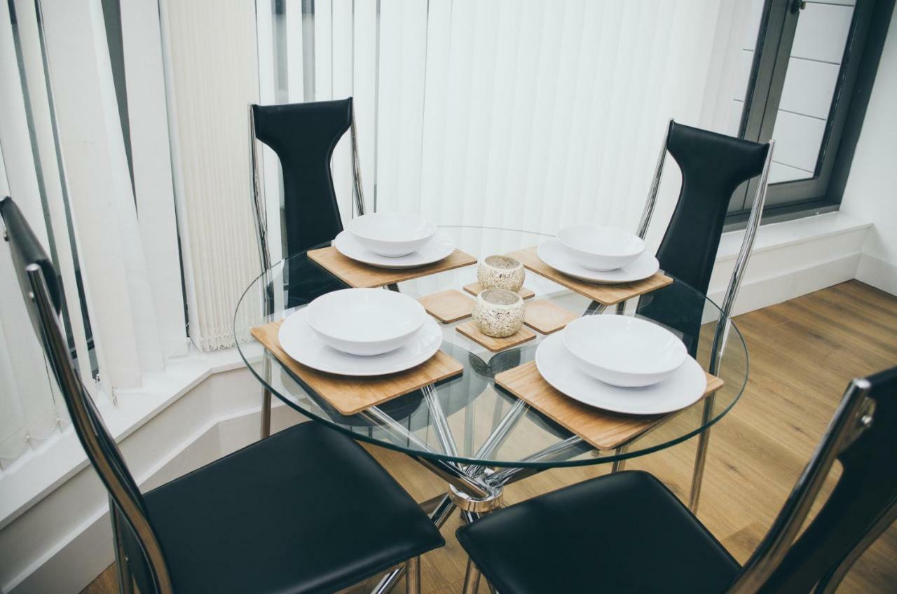 Serviced Apartment In Liverpool City Centre - Free Parking - Balcony - By Happy Days Buitenkant foto