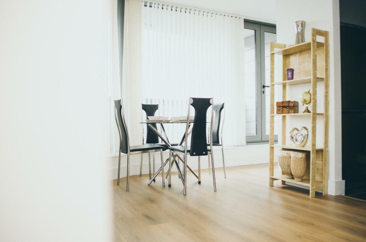 Serviced Apartment In Liverpool City Centre - Free Parking - Balcony - By Happy Days Buitenkant foto