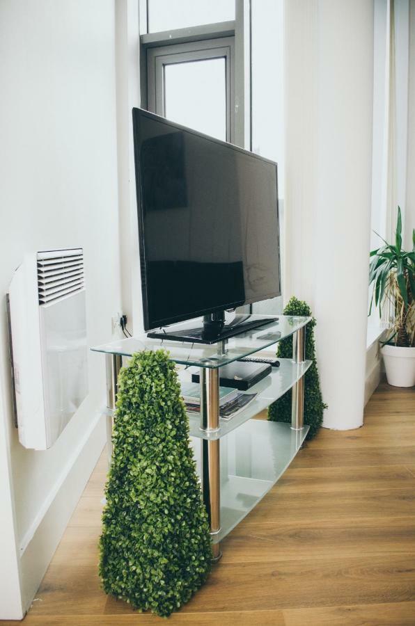 Serviced Apartment In Liverpool City Centre - Free Parking - Balcony - By Happy Days Buitenkant foto