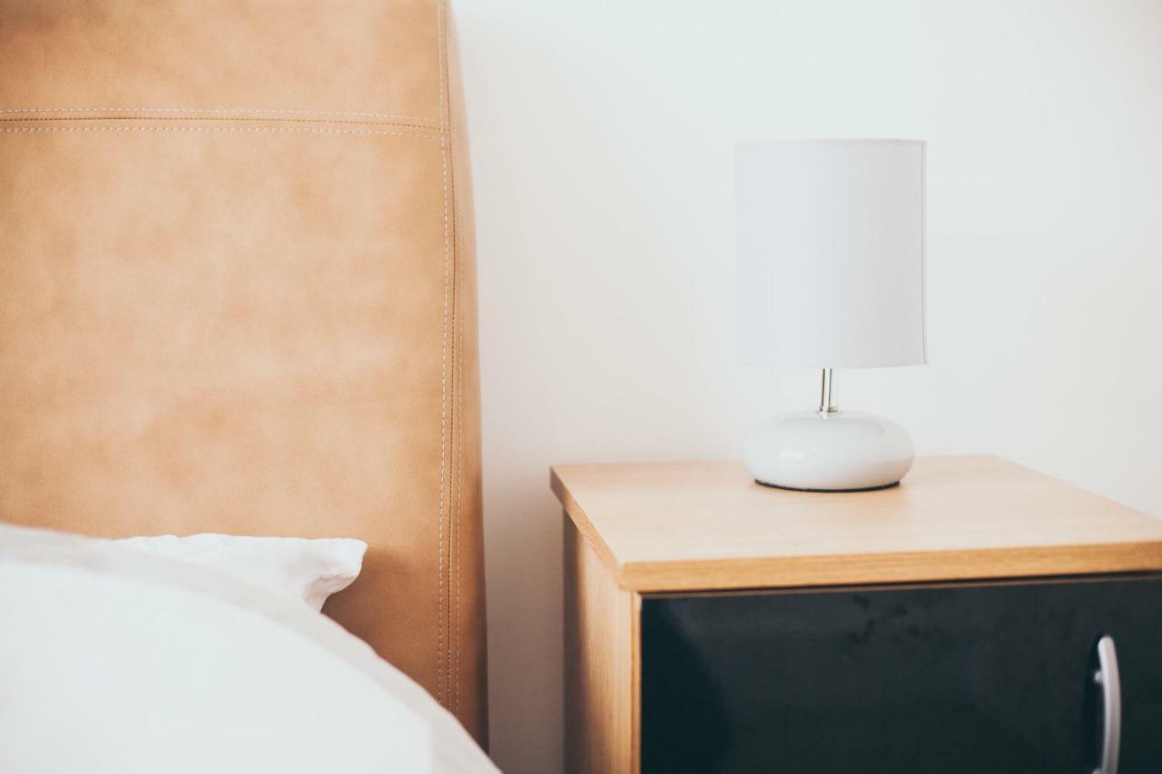 Serviced Apartment In Liverpool City Centre - Free Parking - Balcony - By Happy Days Buitenkant foto
