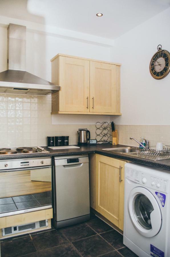 Serviced Apartment In Liverpool City Centre - Free Parking - Balcony - By Happy Days Buitenkant foto