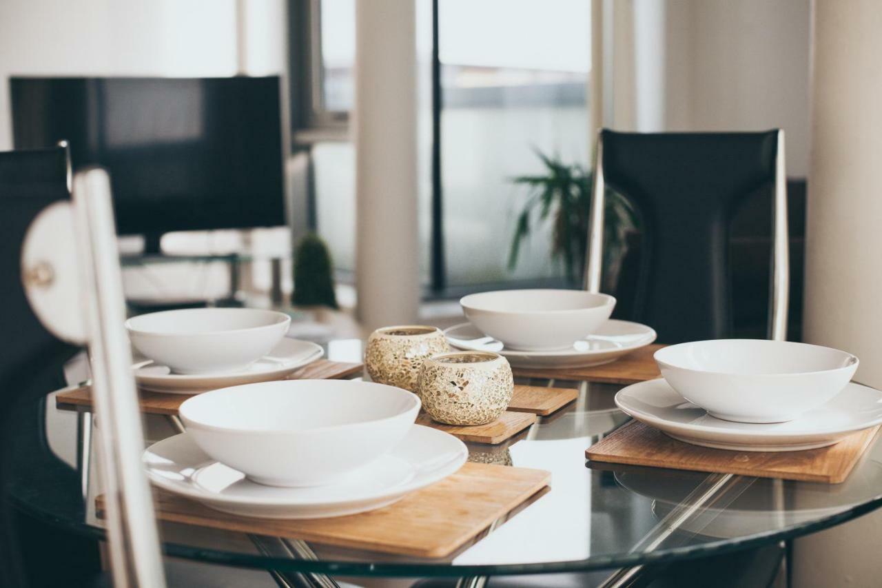 Serviced Apartment In Liverpool City Centre - Free Parking - Balcony - By Happy Days Buitenkant foto